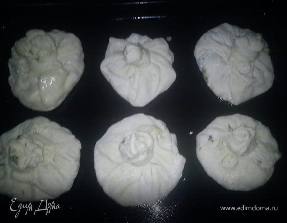 духовку разогреть до 220гр.
деко смазать подс. маслом или жиром.
и можно отправлять запекаться.
приятного аппетита))