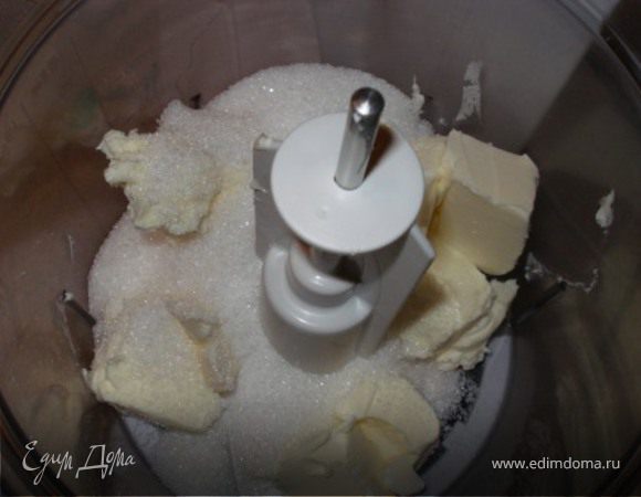 Масло взбивать с сахаром 4 мин., пока масса не станет "воздушной". 