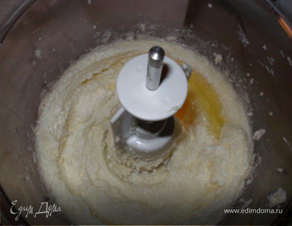По одному ввести яйца, продолжая вымешивать.