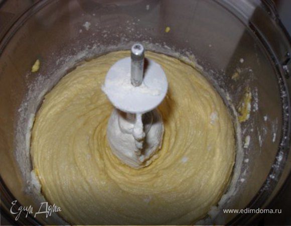 Добавить муку, соль, разрыхитель и ваниль.