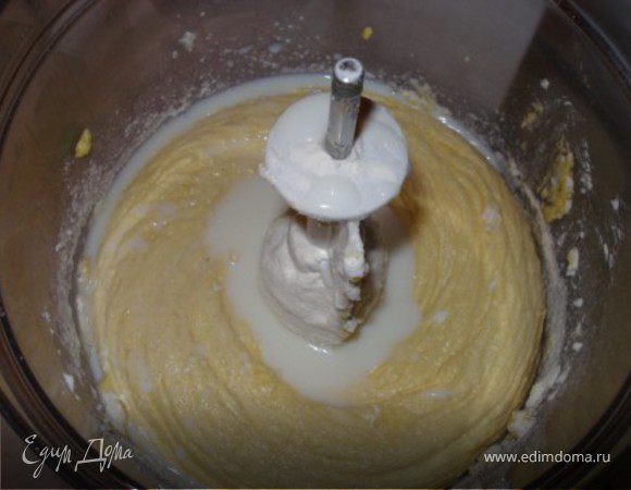 Понемногу влить молоко (должно быть комнатной температуры).