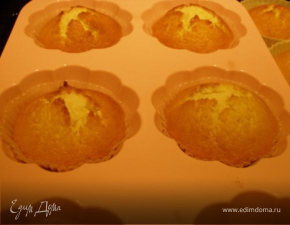 Массу выложить в формочки (бумажные я ставила в силиконовые) и выпекать 20 мин. при 200 градусах по Цельсию. 