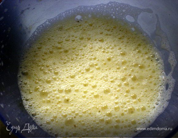 Сливки взбить с яйцами,посолить,добавить приправы.