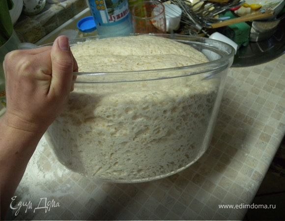 2. Замесить тесто. Прогреть сыворотку. Добавить в нее соль и сахар и измельченные грибы с луком. Просеять муку. Добавить в нее сухие дрожжи. Смешать с сывороткой, начать замес и потихоньку добавляем цельнозерновую муку. Подливаем по-немного растительное масло и досыпаем высевки. Зорошо вымесить (если нужно добавить или муки или масла. но это мудет видно минут через 5 после того как вы начнете месить). Вообще чем дольше вымешивать тем лучше. Оставить в теплое место и накрыть толстым полотенцем на часа 1,5-2. В этот раз я вообще накрыла сверху курткой и не пожалела. 