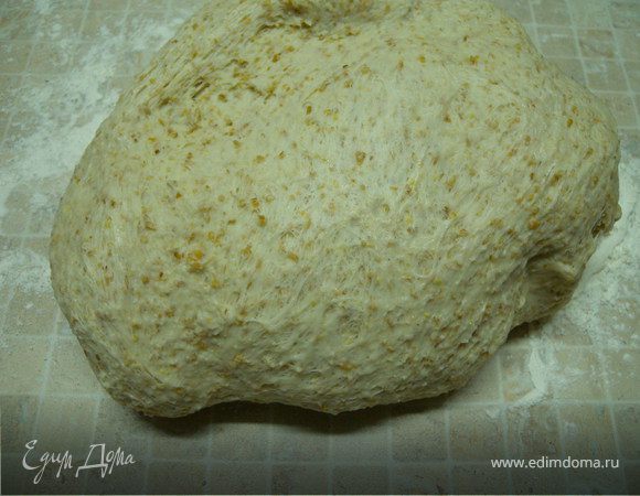 3. Обмять тесто и опять вымесить. Разделить на 20 кусочков (раскатать колбаской и разрезать). Формировка - самое интересное. К сожалению у меня только 2 руки и мне некому было фотографировать. но вы представьте себе зеркальное изображение на фото. 