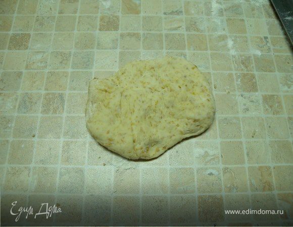 4. Итак, берем кусочек. приминаем его ладошкой в лепешку...