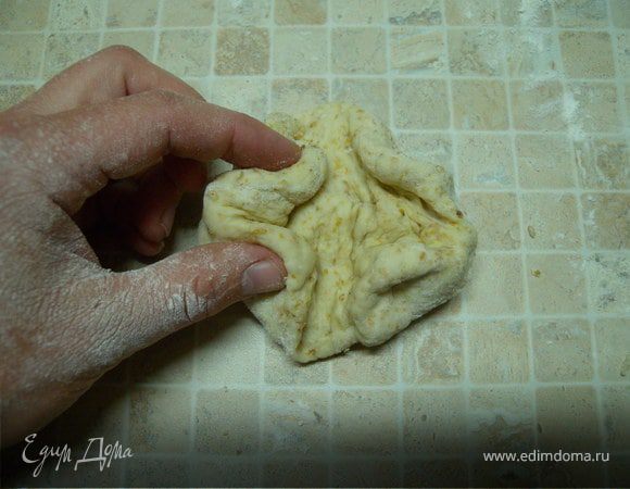 5. И (тут мы представляем, что правая моя рука тоже есть на фото), как бы заминаем края во внутрь...