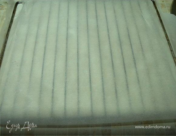 Так получилось, что я замесила двойную дозу теста а у меня один противень и я решила попробовать испечь на решетке выстелив его пергаментом (края загнуть вверх). Выпекать при 180 до готовности (около 30 минут).