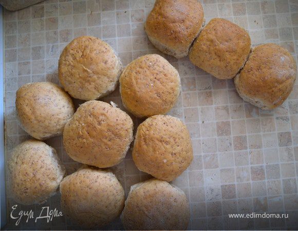 ... Слева внизу - на решетке а в верхнем правом на противне (квадратная форма)