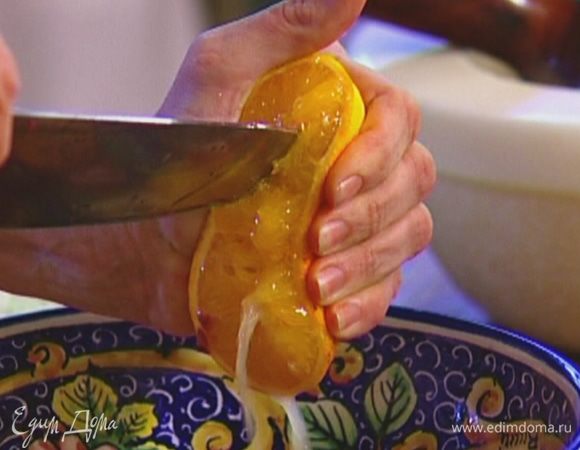 Цедру апельсина натереть на мелкой терке, из половинки апельсина отжать сок.