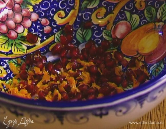 Добавить апельсиновый сок и цедру.