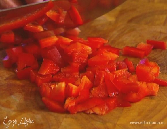 Сладкий перец, удалив семена, нарезать маленькими кубиками и выложить в салатницу. 