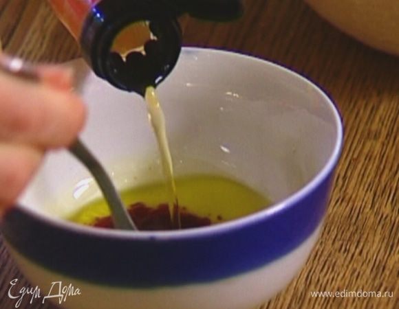 Приготовить заправку, смешав оливковое масло с медом, наршарабом и яблочным уксусом.