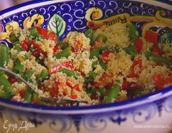 Выложить набухший кускус в салат, все посолить, полить заправкой и перемешать.