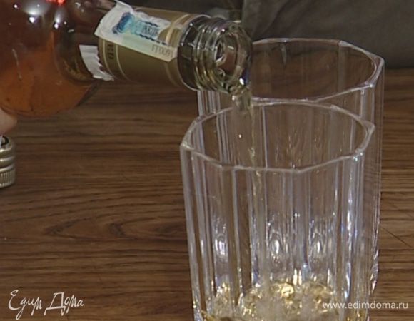 Налить в стаканы по 50 мл рома и 100 мл заваренного чая.