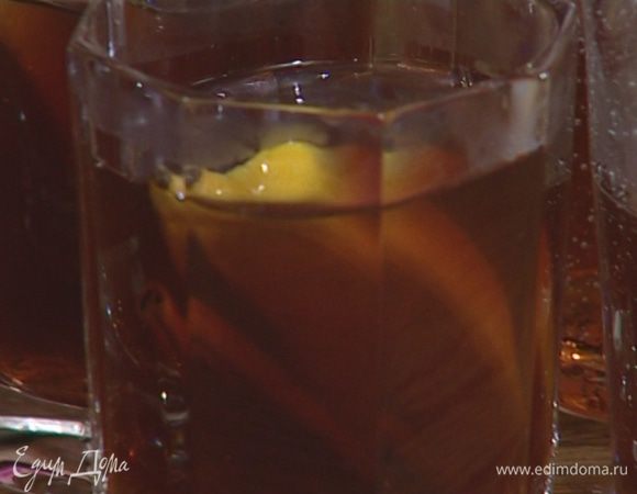 Половинку лимона разрезать на 4 части, положить в каждый стакан по дольке и подавать.