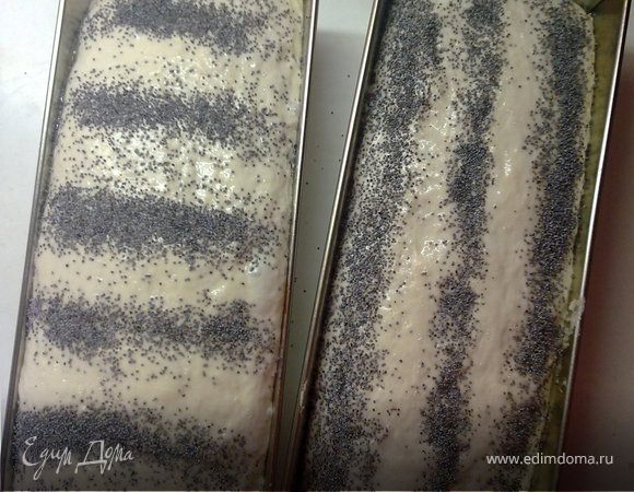 Духовку разогреть до 250.Хлеб смазать яйцом и присыпать маком