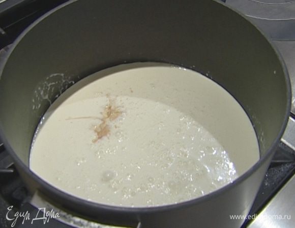 Сливки влить в кастрюлю, добавить ванильный экстракт или разрезанный пополам стручок ванили и подогреть, не доводя до кипения.