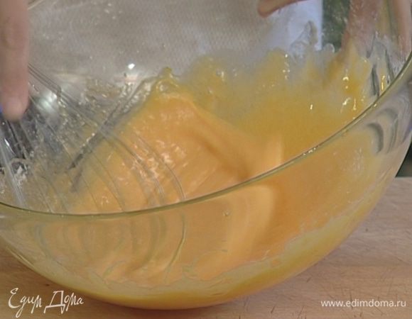 Желтки взбить с сахарной пудрой.