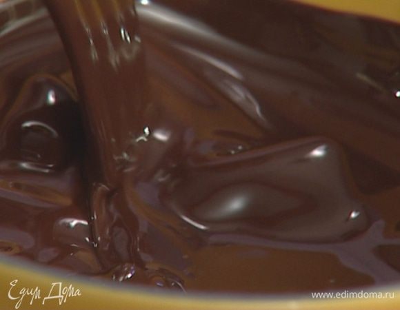Шоколад растопить на водяной бане, добавить виски и перемешать, но только после того, как шоколад окончательно растаял.