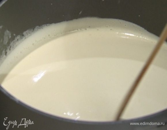 Теплые сливки перемешать с желтками, поставить на огонь и прогревать, постоянно помешивая, чтобы сливочно-желтковая масса загустела.