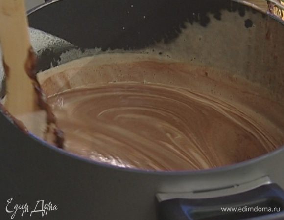 Добавить к сливочному крему шоколад, перемешать, перелить в пластиковый контейнер.