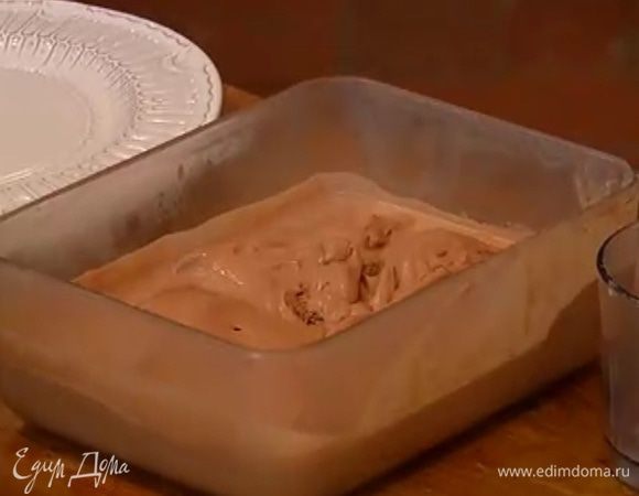 Когда масса остынет, поставить в морозильник на 6–8 часов. Перемешать мороженое несколько раз, чтобы оно замерзло равномерно.