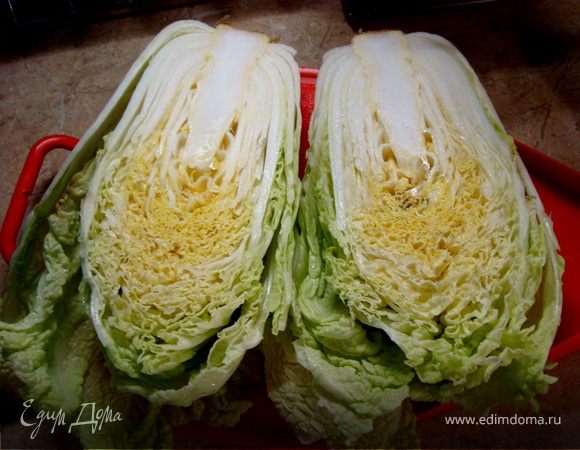 Капусту хорошо промойте, разрежьте пополам. 