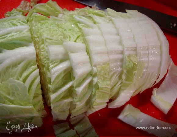 Затем каждую половину капусты нарежьте полосками шириной около 1,5–2 см.