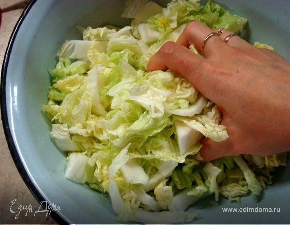 Выложите в таз, посыпьте солью, сахаром и немного помните капусту руками. 