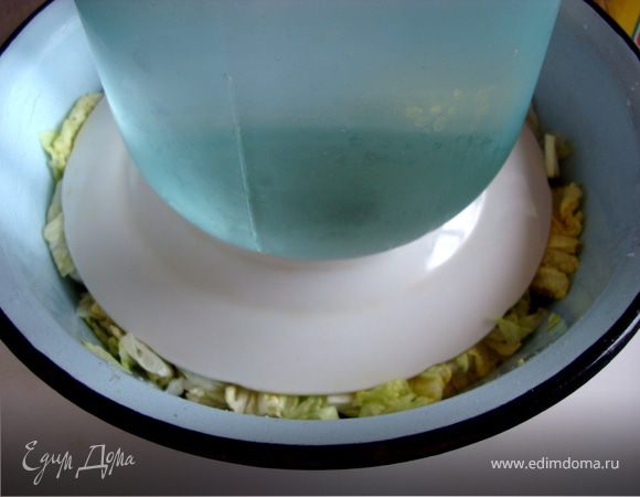 Положите сверху тарелку и поставьте на нее 3-х литровую банку с водой. Оставьте капусту на 12–15 часов.