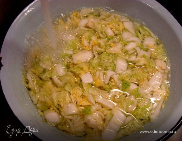 Просоленную капусту сполосните под проточной водой. 