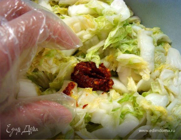 Наденьте перчатки. Перечную пасту, которую нужно добавить в капусту, голыми руками лучше не трогать.