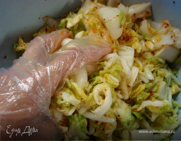 Все хорошо перемешайте так, чтобы паста со всех сторон «окружила» капусту.