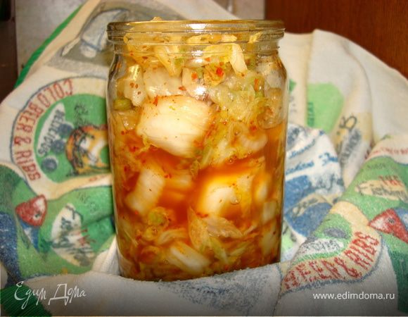 Уложите кимчи в стеклянную банку, плотно закройте крышкой и поставьте на хранение в холодильник. Храниться она может 2–3 недели. Наверное, может и больше, но в нашей семье все съедается быстрее. 