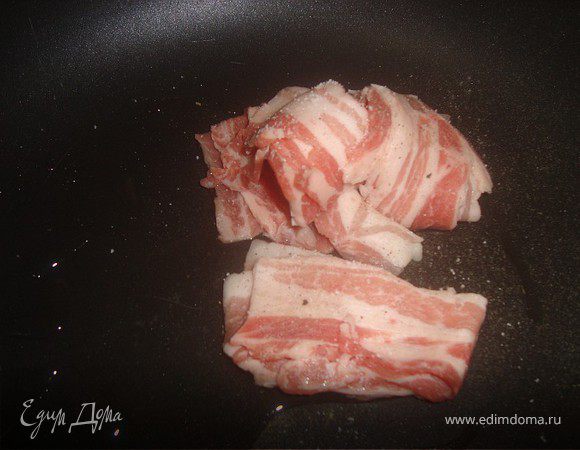 Для приготовления Собы нужно взять большую, глубокую сковородку..
Тонко порезанный бекон обжариваем с небольшим количеством браун соуса. Выкладываем на отдельную тарелку.