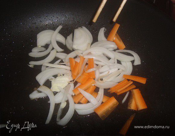 Нарезаем лук и морковь. Обжариваем минуту..