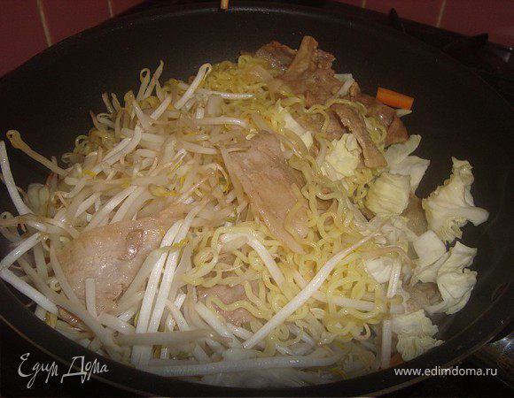 Добавляем в сковородку нарезанную квадратиками примерно по 2 см капусту ( используем только зеленую часть листика). Тудаже добавляем лапшу Собу, обжаренное предварительно мясо, проросшие ростки. Все энергично перемешиваем:))) 