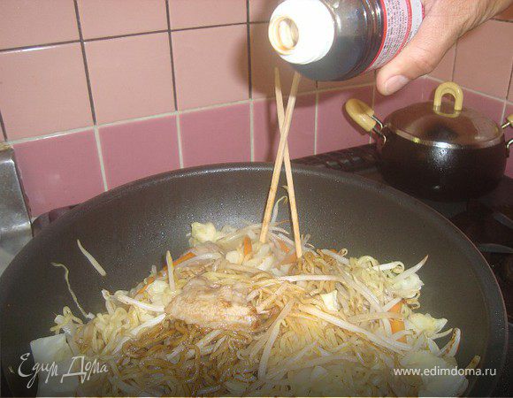 Добавляем Браун соус.. Если у вас его нет -  вливаем смесь соевого соуса, 1 чайн ложки сахара и сакэ (белого вина). Доводим до готовности. Выкладываем на тарелки.