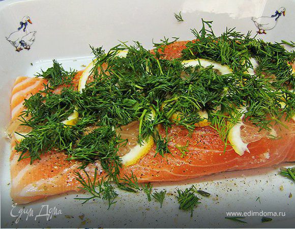 Все легко до безобразия :)
Берем славненький кусочек рыбки, солим, перчим и добавляем свои любимые приправы (в моем случае орегано и итальянские травы). Сверху режем кусочками лимончик и посыпаем петрушечкой.  