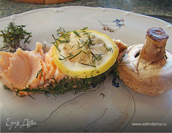 В разогретую духовку ставим рыбу буквально на минут 20, максимум 25 (в зависимости от размера кусочка рыбы. Тогда она будет сочной и вкусной. 