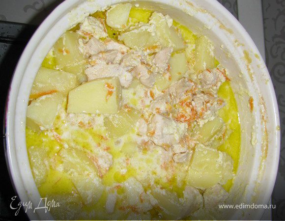 Доводим до кипения . Добовляем перец , лавровый лист и солим. Убавить огонь накрыть крышкой и тушить ещё примерно 40 минут. 