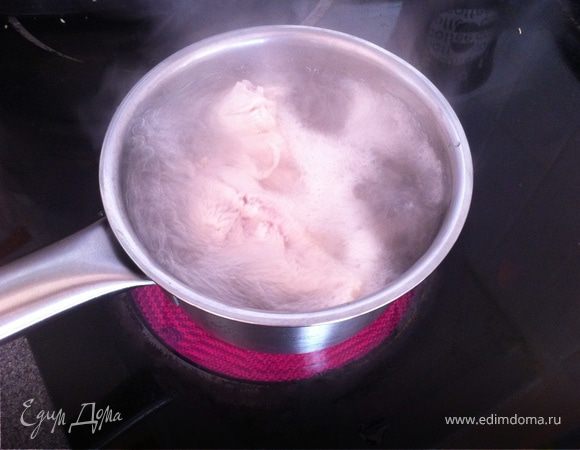 ставим вариться грудку на 10 минут в соленой воде