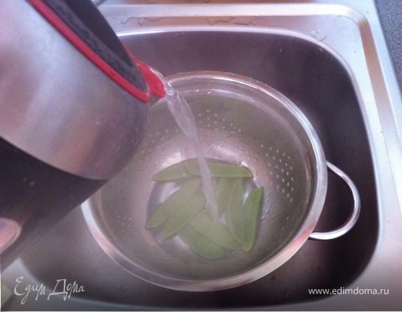 молодой зеленый горошек обдаем 100 градусным кипятком, для того, чтоб убить все микробы и сразу же обливаем холодной водой для того, чтобы он не потерял цвет