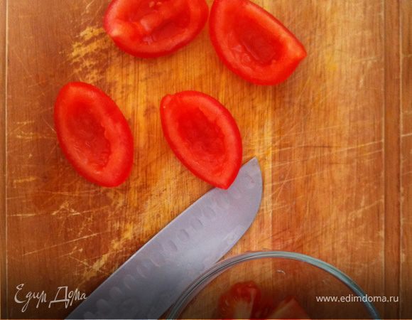 в это время режем помидор, избавляем ее от мякоти.
мякоть для этого блюда больше не нужна