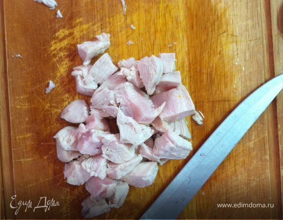 курицу достаньте из воды. ее нужно порезать кубиками