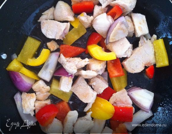 в сковородку налейте масло и положите туда курицу. когда она немного поджарится, добавьте маленький кусочек сливочного масла и сразу 1/4 сладкого лука
когда лук станет мягким, бросить туда нужно перец желтый и красный