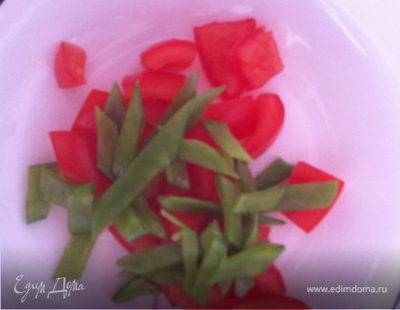 соедините помидор и горошек
