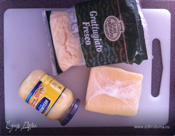 пока курица с луком и перцами томится на плите, сделаем сырный соус.
после того, как вы бросили перец, выключите газ, перец не должен жариться. он должен быть немного хрустящим и сохранить свою свежесть 