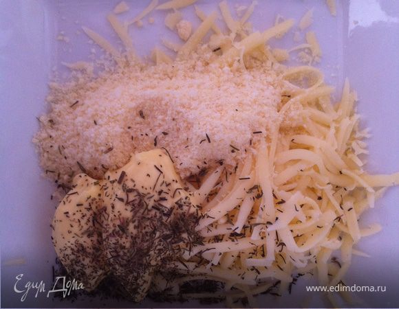 2 вида сыра и майонез - что может быть проще?)
добавите приправу, которая вам по душе